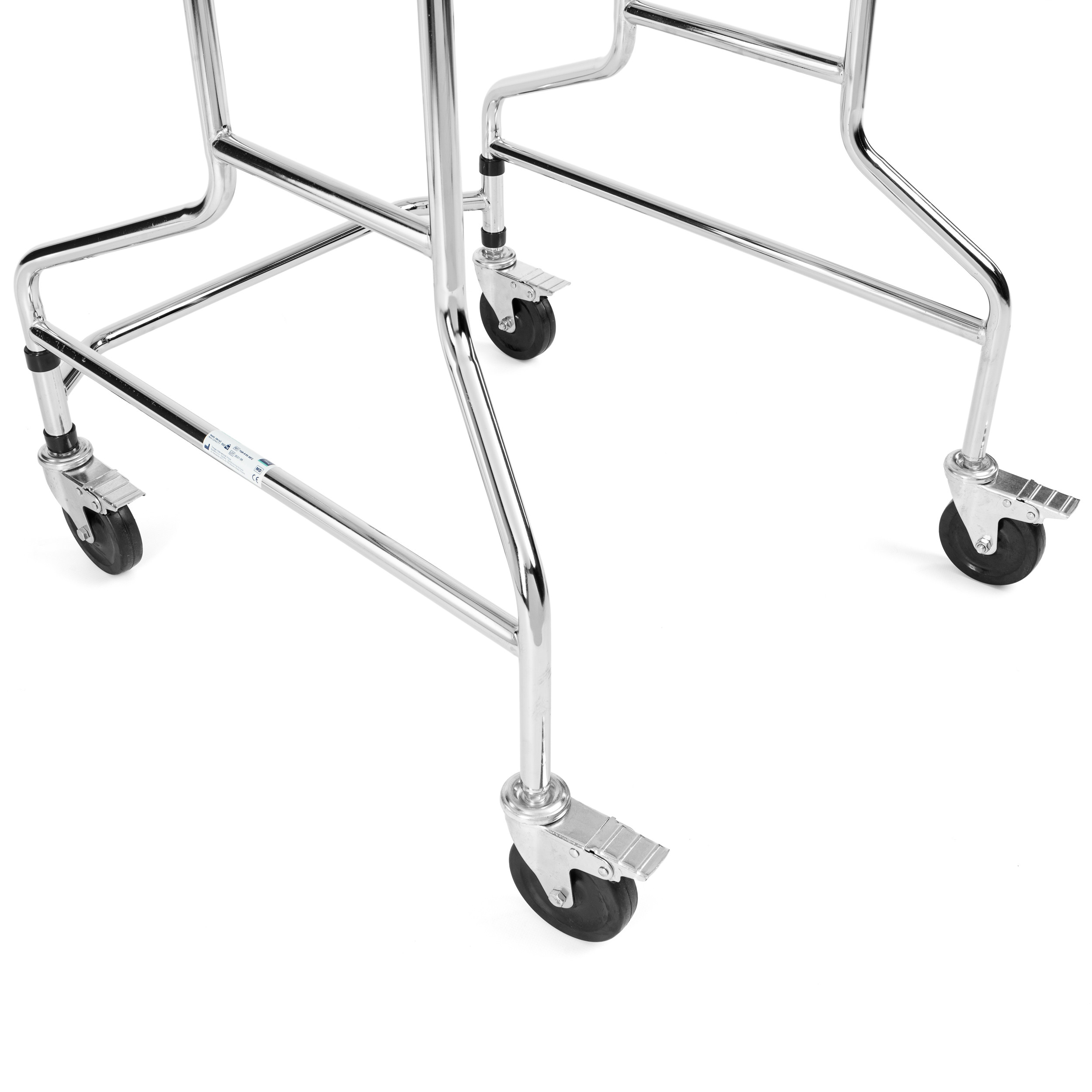 Stelaż z czterema kółkami, wykonany ze srebrnej stali, używany jako podpórka lub wózek medyczny.