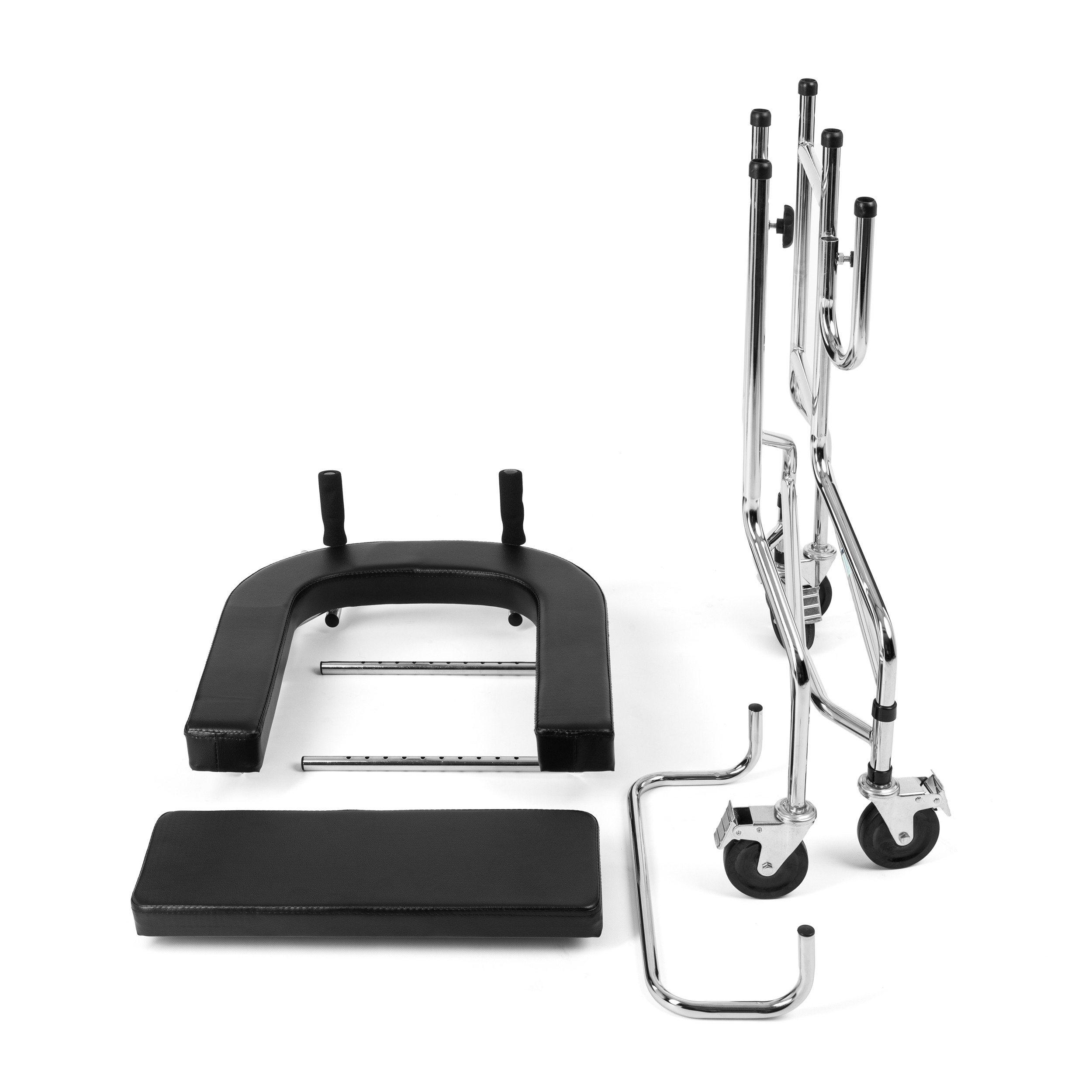 Składany wózek inwalidzki z czarnym siedziskiem i metalowymi ramami, ustawiony na białym tle.