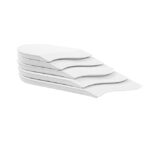 Pięć białych, miękkich podkładek do ćwiczeń ułożonych na sobie, z lekko wygiętymi krawędziami.