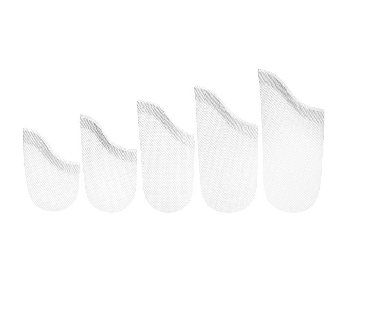 Pięć stopniowanych, białych kubków ustawionych od najmniejszego do największego.