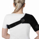 Osoba z opaskiem na ramieniu i łokciu, prawdopodobnie korzystająca z urządzenia wspomagającego ruch lub stabilizującego.