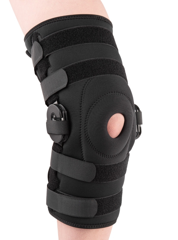 Kolano z protezą wspierającą, z czarną osłoną, regulowanymi paskami i elementami stabilizującymi.