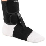 Orteza na kostkę z regulowanym zapięciem i elastycznym opaskami, zapewniająca stabilizację i wsparcie.