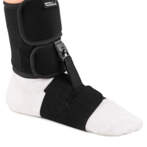 Orteza na kostkę z regulowanym zapięciem i elastycznym opaskami, zapewniająca stabilizację i wsparcie.