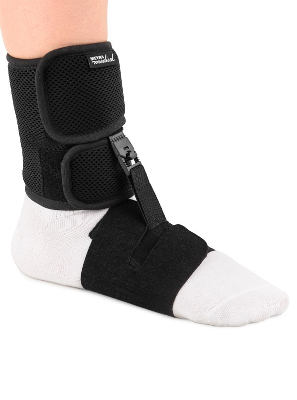 Orteza na kostkę z regulowanym zapięciem i elastycznym opaskami, zapewniająca stabilizację i wsparcie.