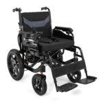 Lekki, czarny wózek inwalidzki z regulowanymi podnóżkami i kierownicą, wyposażony w cztery koła i pasy bezpieczeństwa.