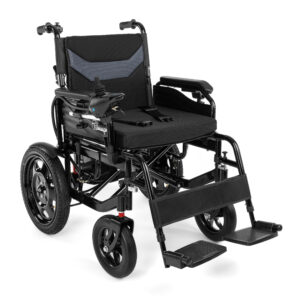 Lekki, czarny wózek inwalidzki z regulowanymi podnóżkami i kierownicą, wyposażony w cztery koła i pasy bezpieczeństwa.