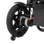 Koło wózka elektrycznego z czarną oponą, silnikiem i hamulcem na białym tle.