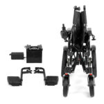 Elektryczny wózek inwalidzki z akumulatorem, podnóżkami i sterownikiem, ustawiony na białym tle.