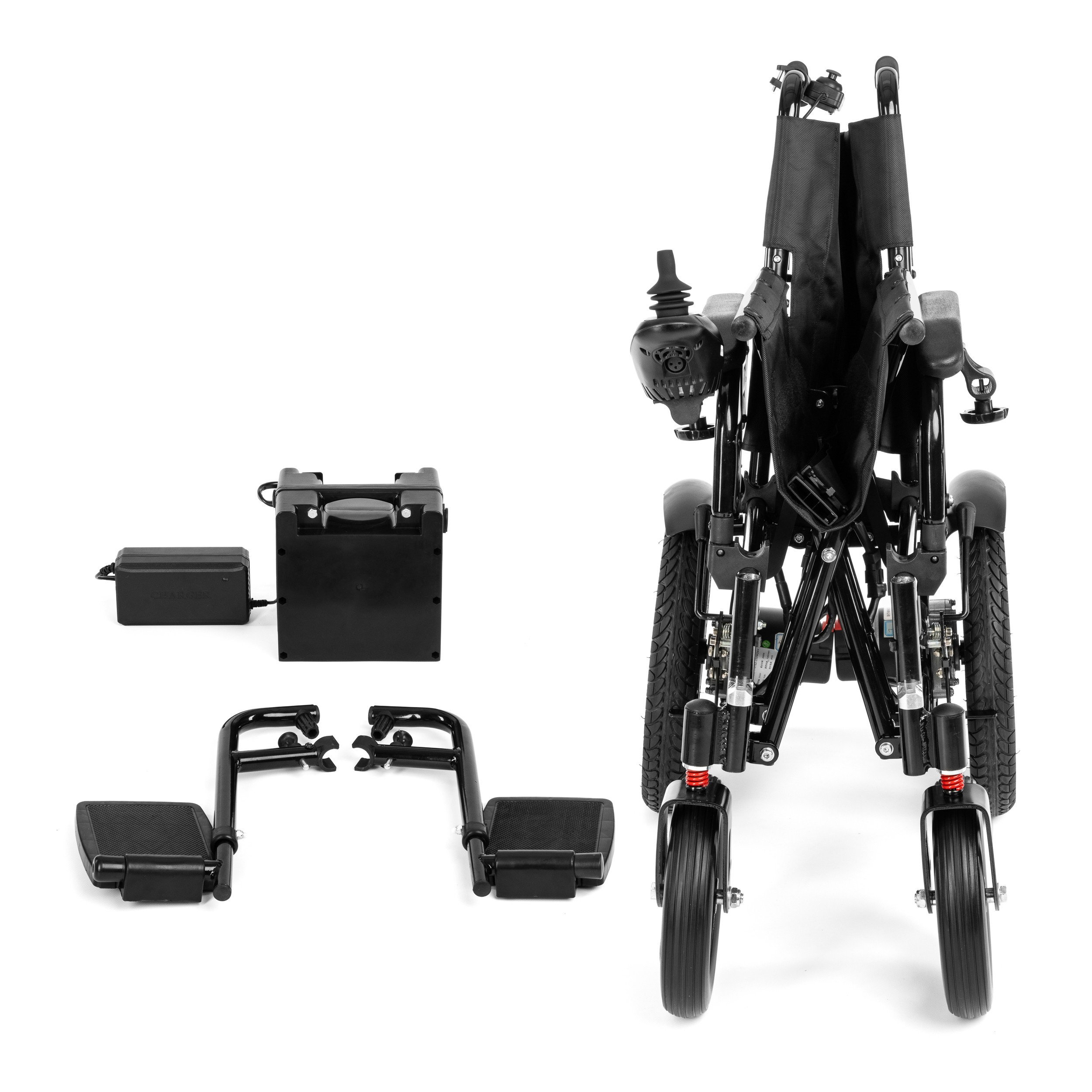 Elektryczny wózek inwalidzki z akumulatorem, podnóżkami i sterownikiem, ustawiony na białym tle.