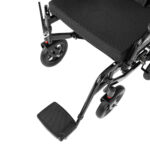 Wózek inwalidzki z czarnym siedziskiem, podnóżkiem i czterema kołami, widziany z góry na biały background.