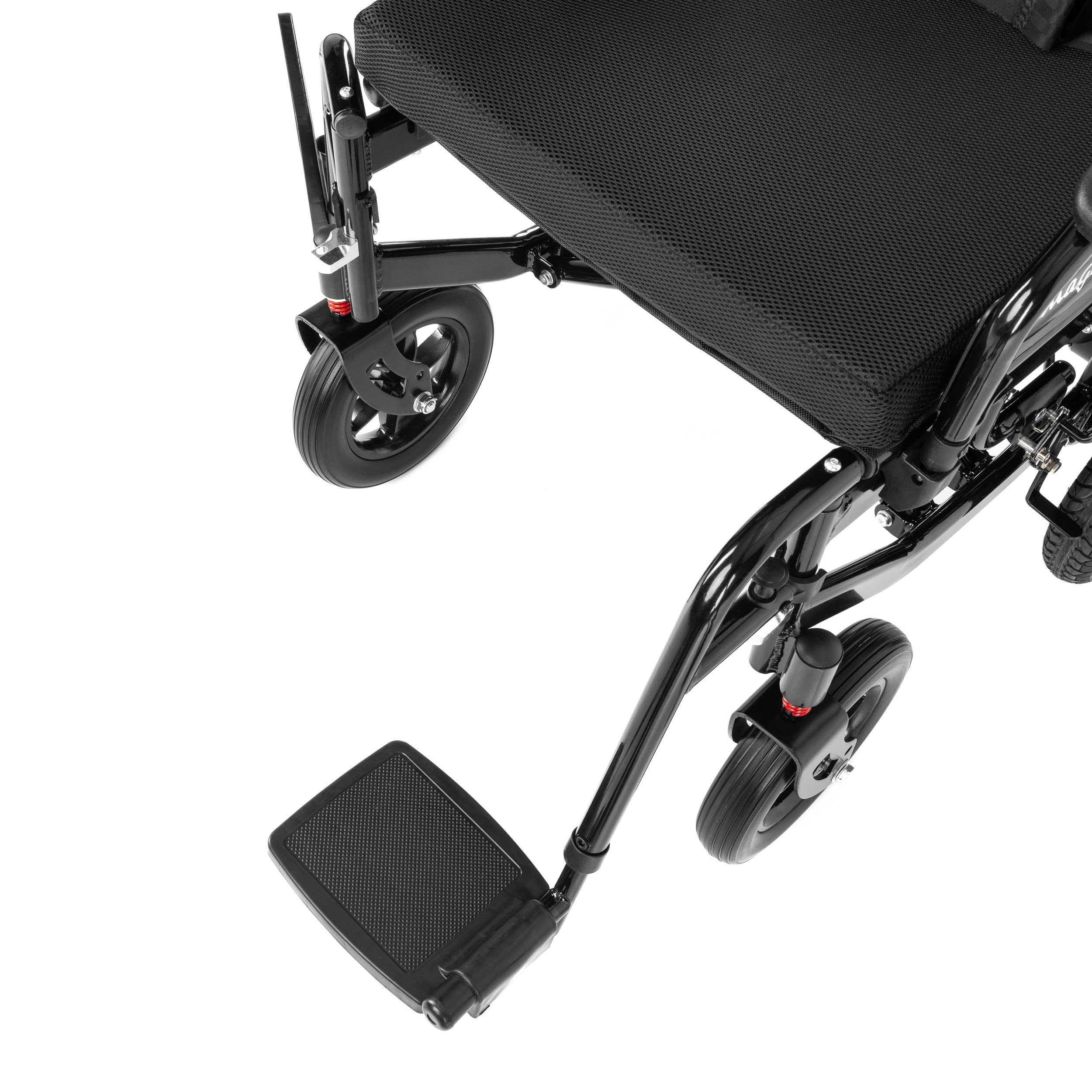 Wózek inwalidzki z czarnym siedziskiem, podnóżkiem i czterema kołami, widziany z góry na biały background.