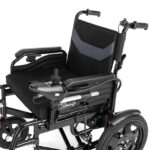 Elektryczny wózek inwalidzki z czarnym siedziskiem, podłokietnikami i joystickiem po lewej stronie.