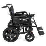 Elektryczny wózek inwalidzki z czarnym siedziskiem, podłokietnikami i joystickiem, na białym tle.
