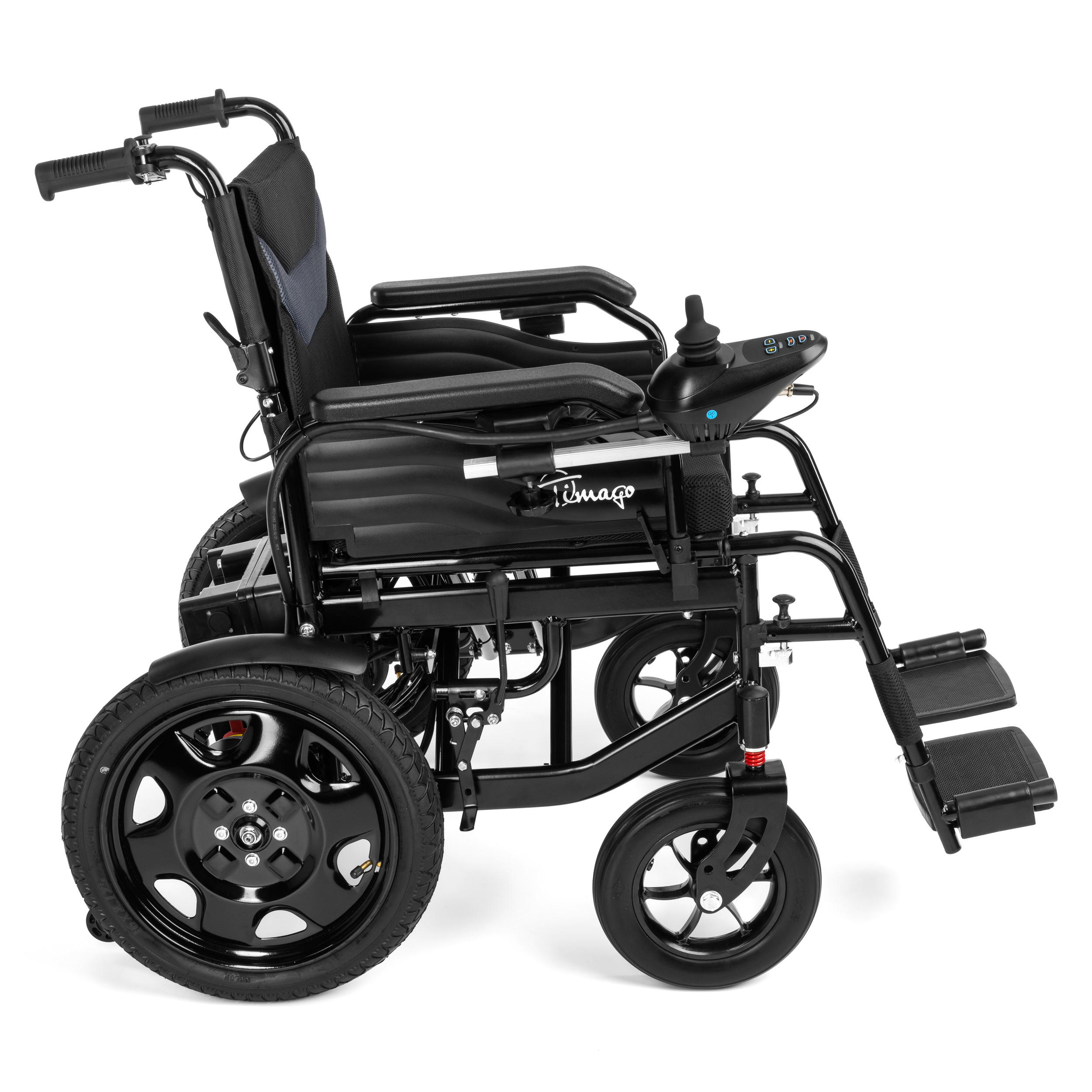 Elektryczny wózek inwalidzki z czarnym siedziskiem, podłokietnikami i joystickiem, na białym tle.