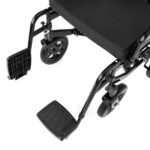 Lekki elektryczny wózek inwalidzki z czarnymi kołami, podnóżkiem i ramą na białym tle.