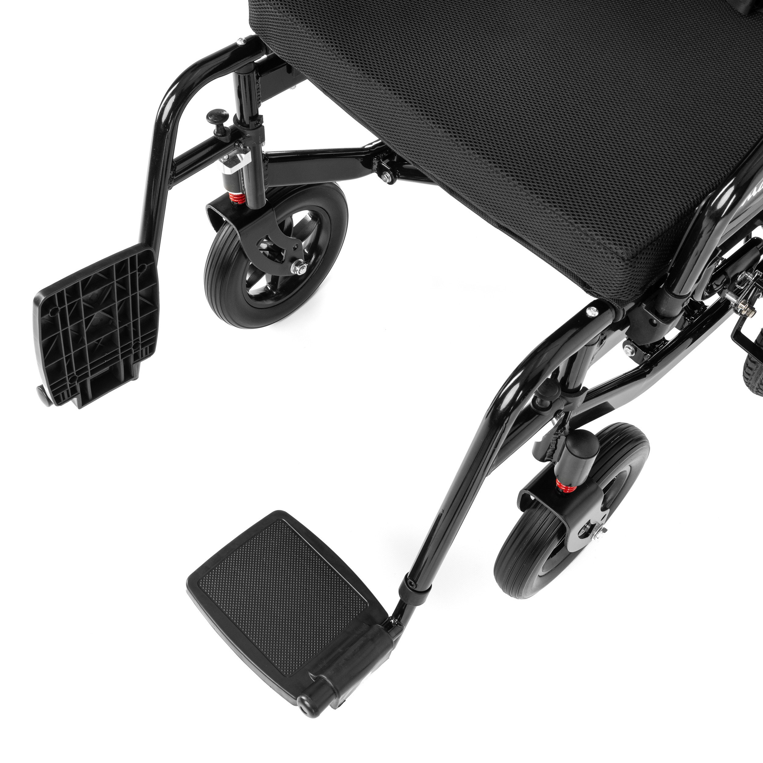Lekki elektryczny wózek inwalidzki z czarnymi kołami, podnóżkiem i ramą na białym tle.
