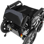 Elektryczny wózek inwalidzki z czarnym siedziskiem, podnóżkami i dużymi kołami, widoczny z góry na biały tle.