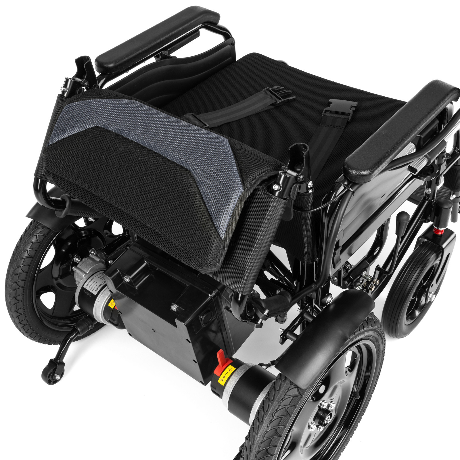 Elektryczny wózek inwalidzki z czarnym siedziskiem, podnóżkami i dużymi kołami, widoczny z góry na biały tle.