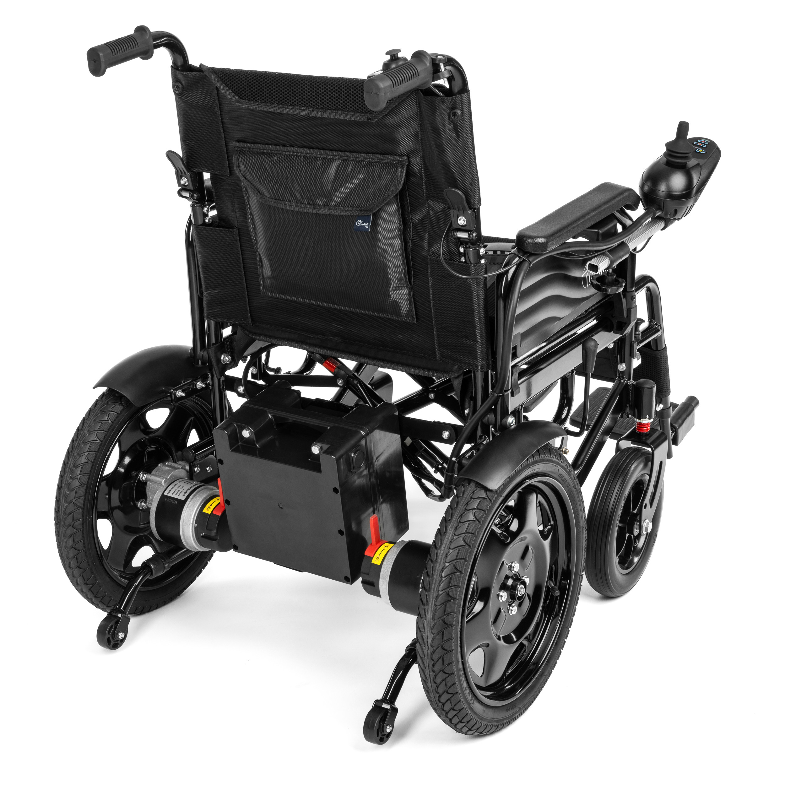 Elektryczny wózek inwalidzki z czarnym siedzeniem, kierownicą i silnikiem pod siedzeniem, na białym tle.