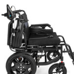 Lekki, czarny wózek inwalidzki z regulowanym oparciem i podnóżkami, na dużych kołach z przodu i małych z tyłu.