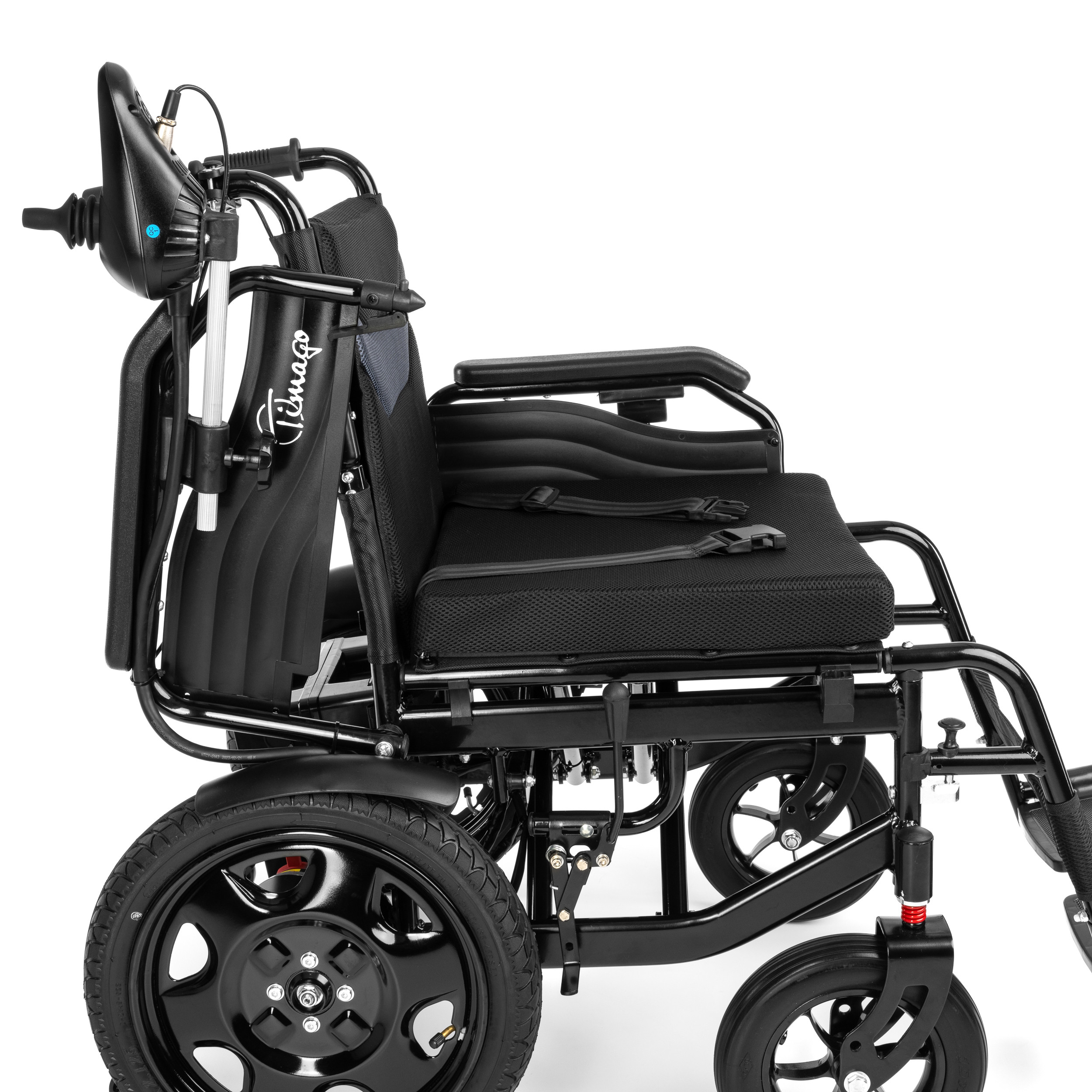 Lekki, czarny wózek inwalidzki z regulowanym oparciem i podnóżkami, na dużych kołach z przodu i małych z tyłu.