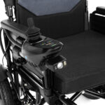 Elektroniczna kontrola i joystick na ramie w wózku inwalidzkim.