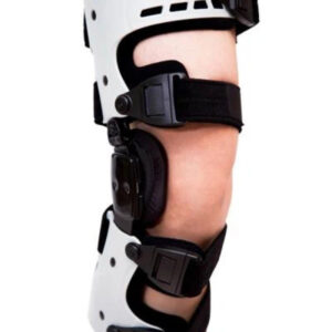 Orteza kolana z czarnymi paskami i metalowymi elementami, wspierająca stabilizację stawu kolanowego.