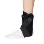 Orteza na kostce i stopie, czarna z regulacją, zakładana na nogę, stabilizuje i wspiera staw.