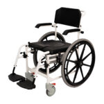 Wózek inwalidzki z białą ramą, czarnym siedziskiem i oparciem, dużymi czarnymi kołami i małymi przednimi kółkami.