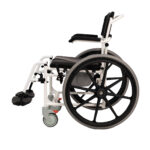 Lekki wózek inwalidzki z czarnym siedziskiem i oparciem, białą ramą, dużymi czarnymi kołami i małymi przednimi kółka