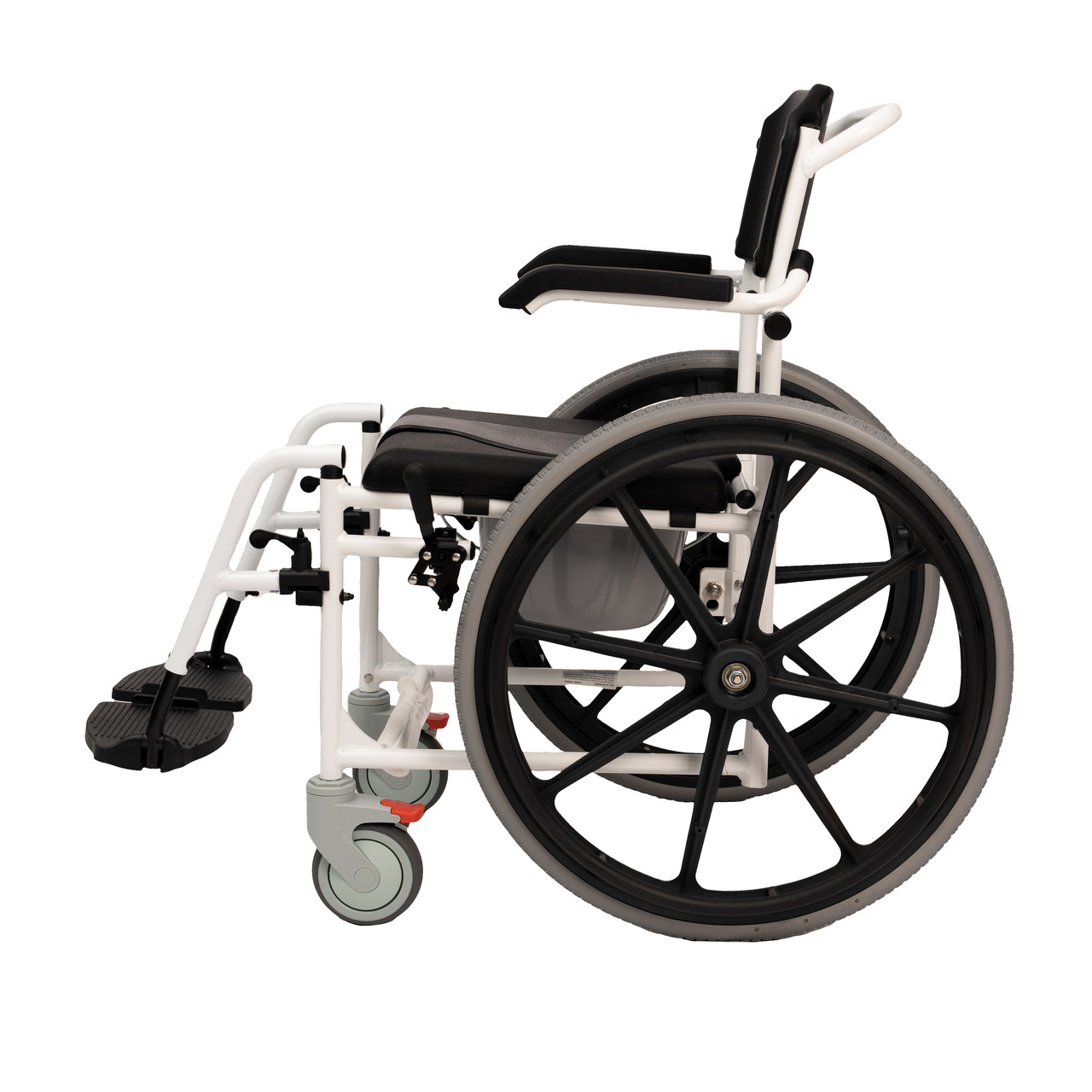 Lekki wózek inwalidzki z czarnym siedziskiem i oparciem, białą ramą, dużymi czarnymi kołami i małymi przednimi kółka