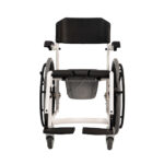 Wózek inwalidzki z czarnym siedzeniem i oparciem, białą ramą, dużymi kołami i podnóżkami, widoczny od przodu.