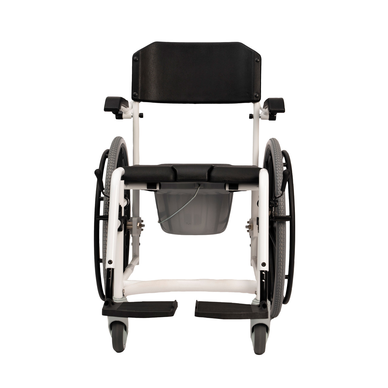 Wózek inwalidzki z czarnym siedzeniem i oparciem, białą ramą, dużymi kołami i podnóżkami, widoczny od przodu.