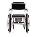 Wózek inwalidzki z czarnym siedziskiem, oparciem i dużymi czarnymi kołami, widoczny od frontu na białym tle.