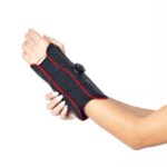 Elektroniczny opaska do pomiaru ciśnienia krwi na nadgarstku, zakładana na rękę, z wyświetlaczem i regulacją.