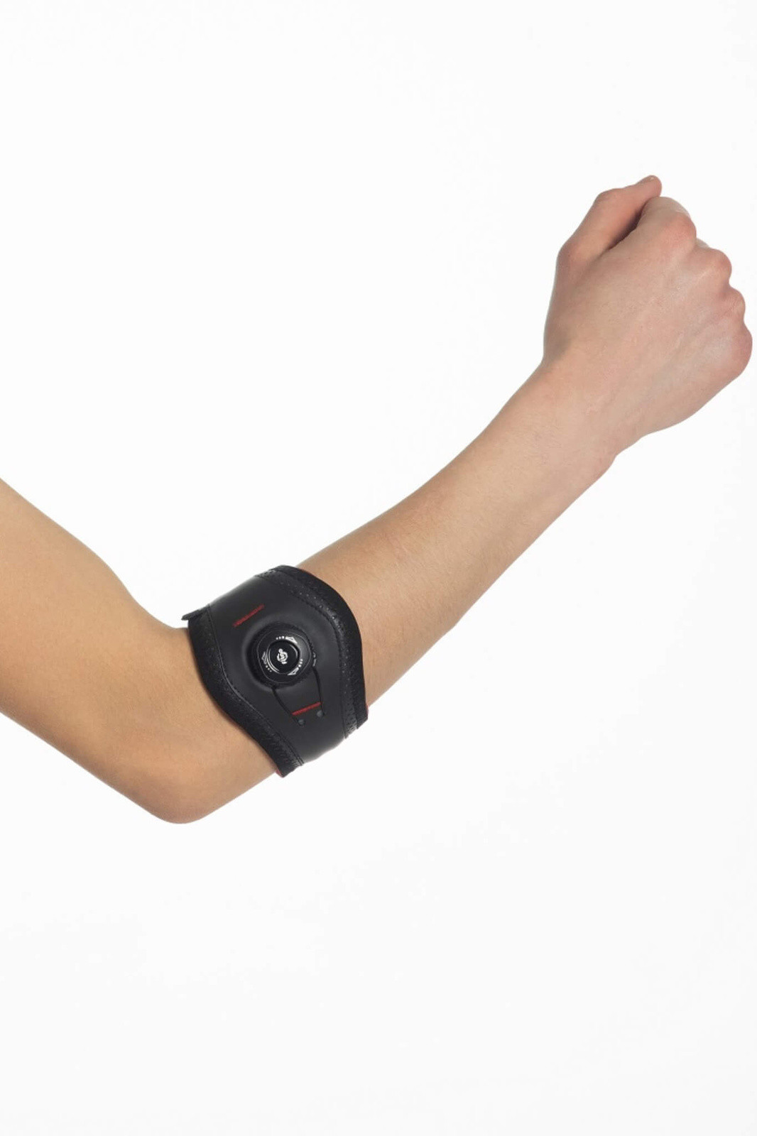 Ręka z uniesionym pięścią, na przedramieniu czujnik do pomiaru ciśnienia krwi.