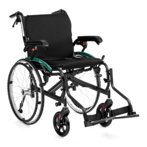 Lekki wózek inwalidzki z czarnym siedziskiem, podnóżkami i dużymi kołami, przeznaczony do użytku codziennego.