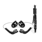 Składany wózek inwalidzki z czarnymi ramionami, kołami i podnóżkami, rozłożony na białym tle.