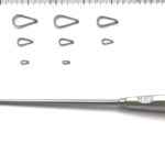 Zestaw narzędzi chirurgicznych z metalowym narzędziem i sześcioma różnej wielkości haczykami.