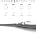 Metalowa łyżka do degustacji z długim uchwytem, leżąca na białym tle.