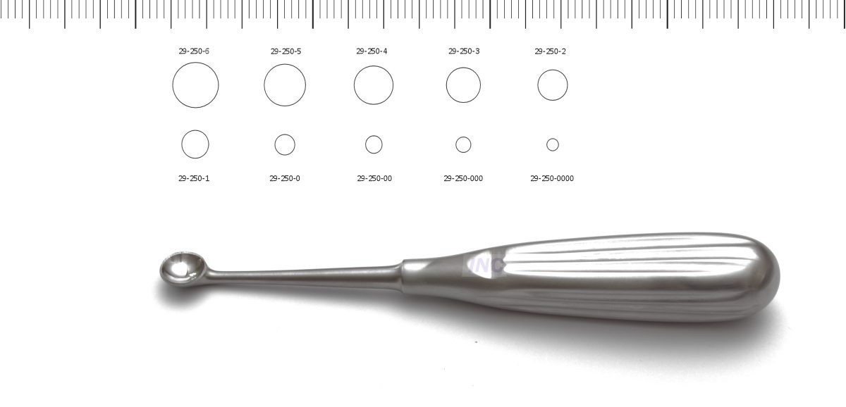 Metalowa łyżka do degustacji z długim uchwytem, leżąca na białym tle.