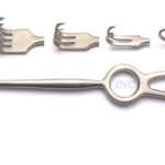 Zestaw narzędzi do usuwania włosów z różnych końcówek, w tym z pęsetami i szczypcami o różnych kształtach.