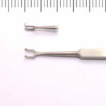 Zestaw narzędzi z dwoma metalowymi wyciskaczami, jednym małym i jednym dłuższym, na białym tle.