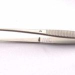 Szczypce chirurgiczne ze stalowym uchwytem i ostrymi końcówkami, leżące na białym tle.