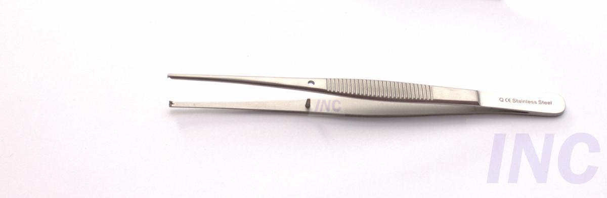 Szczypce chirurgiczne ze stalowym uchwytem i ostrymi końcówkami, leżące na białym tle.