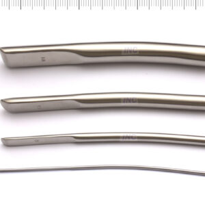 Zestaw czterech metalowych narzędzi chirurgicznych o różnej długości i kształcie, ułożonych poziomo na białym tle.