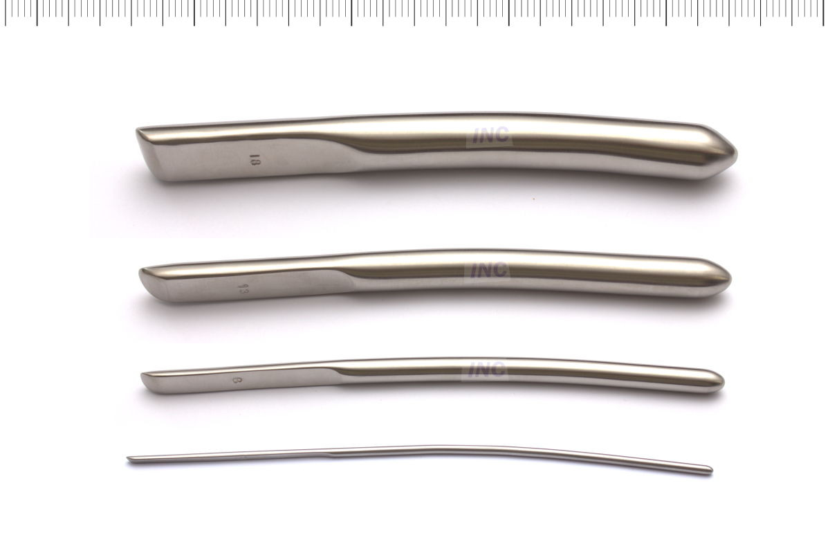 Zestaw czterech metalowych narzędzi chirurgicznych o różnej długości i kształcie, ułożonych poziomo na białym tle.