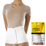 Uniwersalny pas brzuszny z zapięciem na rzepy, noszony na talii, w kolorze białym, na modelce.