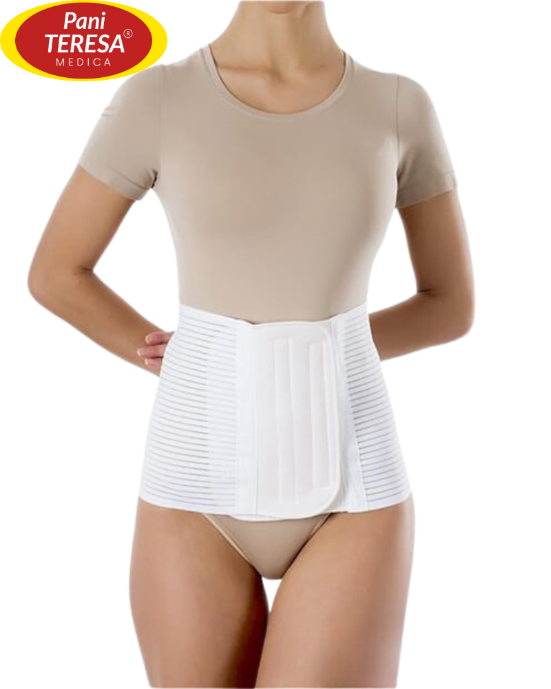 Osoba nosząca białą opaskę lędźwiową, ubrana w beżowy t-shirt i majtki, z rękami za plecami, na tle białego tła.